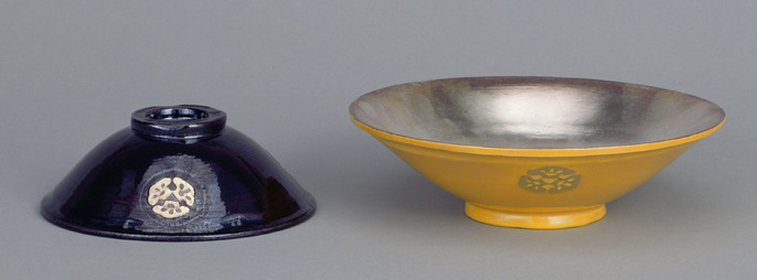 額に飾られた焼きもの This 52-metre sculpture, inspired by the ground of Naniwa-No