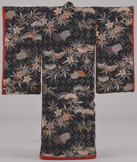 白綸子地松竹梅に熨斗文様染繍振袖 | Cultural Japan