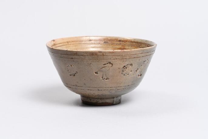 茶碗(象嵌) 地釉象嵌縄文茶碗 島岡達三(作) 共箱 人間国宝 | 古美術ささき