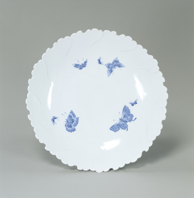 後期鍋島　染付蝶文牡丹形皿　1830-1870　「将軍家への献上鍋島」　同手掲載 後期鍋島 染付蝶文牡丹形皿 1830-1870 「将軍家への献上鍋島」