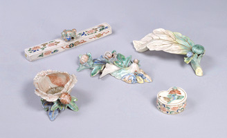 尾形乾山工房作 色絵椿文輪花向付 五客: Description of 尾形乾山工房作 色絵椿文輪花向付 五客: Description of