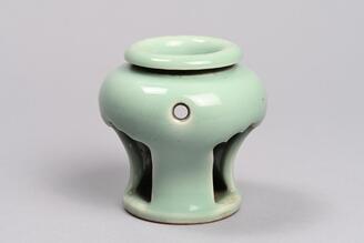 三田青磁　陽刻　花の図　盃台　C748AS-CGq 三田青磁 陽刻 花の図 盃台 C748AS-CGq