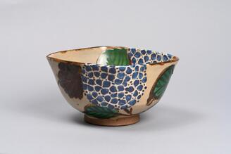 薩摩 玉山 色絵 金彩花詰紋 三つ足 蓋物 ColBase