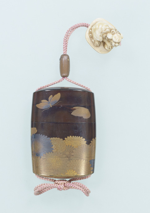 時代物　菊ニ寿蒔絵印籠 菊壽蒔絵印籠 銘 梶川文龍斎（花押） | 梶川文龍斎 | 収蔵品詳細