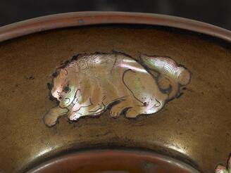 『古い高価な貝螺鈿の施した黒漆の横笛　』本革雌伏付 法螺貝山伏牙彫根付 文化遺産オンライン