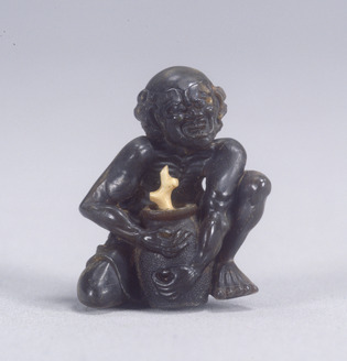 柘植彫 根付「木魚を叩く骸骨」即身仏　江戸時代 柘植彫 根付「木魚を叩く骸骨」即身仏 江戸時代