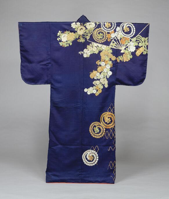 和装小物　令仙作　彫金　色紙重ね菊花文　帯留　共箱　C　R6243 ColBase