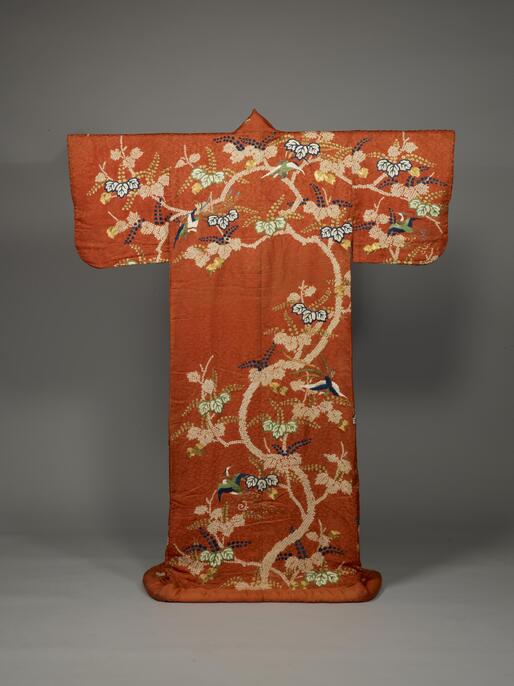 美しい鳳凰模様の赤い着物 公式】エスタシオン・デ・神戸 ｜ 神戸の結婚式場 | 和装の文様