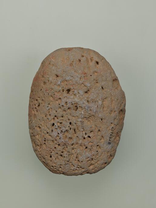 磨石(すりいし)セット　出土品　磨石(すりいし)、石皿、窪み石(くぼみいし) ColBase