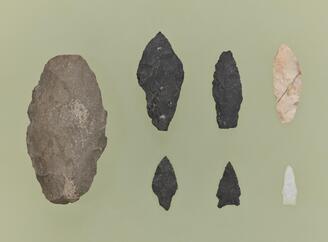 石銛？石針？セット(出土品) の5点セットです。 石匙 文化遺産オンライン