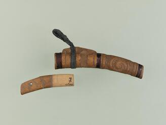 アイヌ マキリ アイヌ彫り 鯨歯下げ 根付け 時代物 楽天市場】アイヌ エゾ（蝦夷）鹿角 トライバル模様 彫刻 編み込み