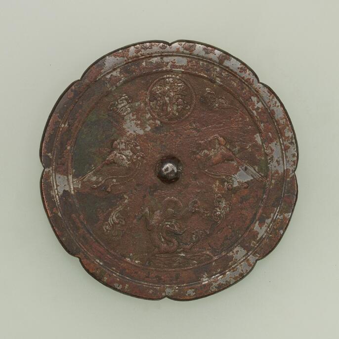 月宮双鵲銜綬龍濤文八花鏡 | Cultural Japan