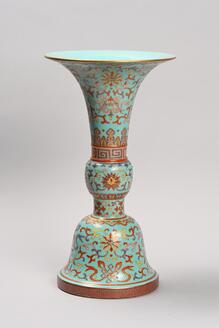 夾彩八吉祥唐草文尊