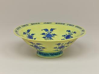 黄地青花花卉文鉢