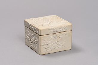 白磁山水花卉文方形合子