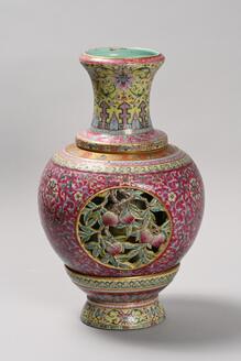 夾彩透彫瑞果文瓶