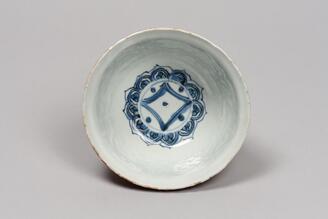 赤地金襴手唐草文碗