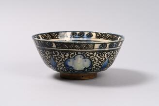 白地黒彩藍彩鉢