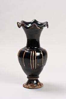 黒釉白堆文百合口瓶