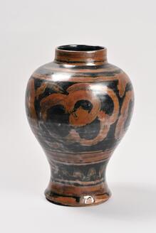 黒釉褐彩牡丹文瓶