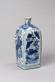 青花蓮池八宝文方瓶