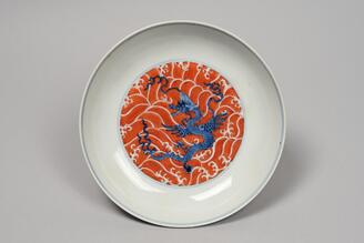 青花紅彩龍濤文皿