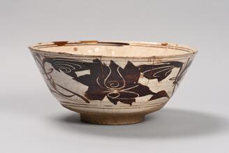 白釉鉄絵牡丹文鉢