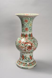 五彩龍花唐草文尊形瓶