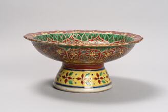五彩輪花高足盤