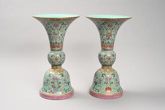 夾彩八吉祥唐草文瓶