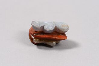 青瑪瑙蚕形置物