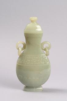 獣面蓮葉彫青玉瓶