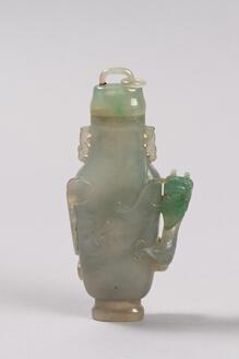 螭彫翡翠小瓶