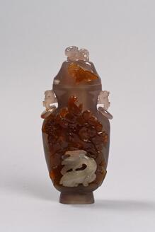 鷹熊彫瑪瑙瓶