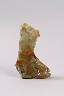 蓮鷺彫青玉花挿