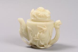 蓮蛙彫白玉水注