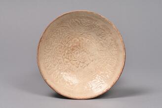 白磁印花牡丹唐草文皿