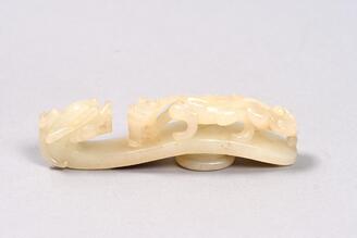 龍螭彫白玉帯鉤