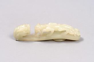 龍螭彫白玉帯鉤