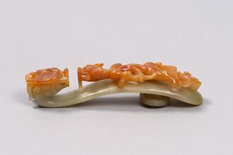 龍螭彫青玉帯鉤