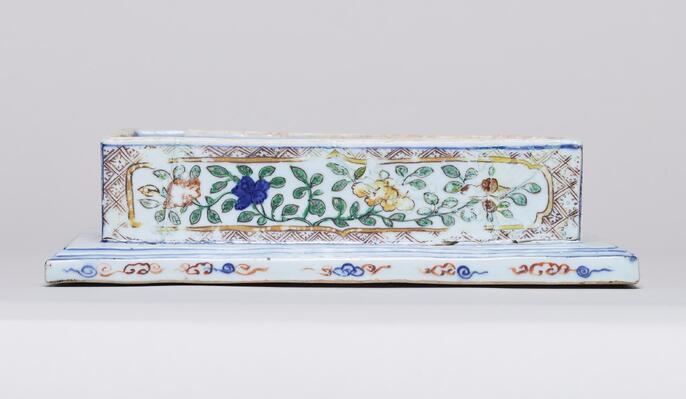 中国陶磁器　明万歴赤絵　箱型合子 ColBase