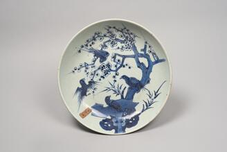青花梅に小禽図皿