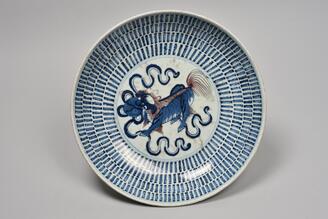 青花釉裏紅玉取獅子図皿