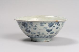 青花唐草文碗