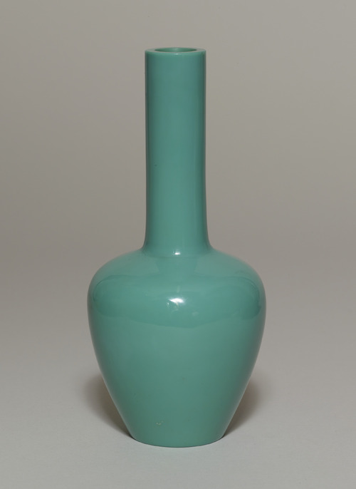 中国 大清乾隆年製 緑竜紋 長頸瓶。 中国 大清乾隆年製 緑竜紋 長頸瓶。