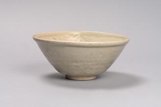 白磁刻花牡丹文鉢