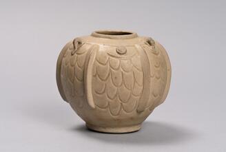 青磁魚鱗文三耳壺