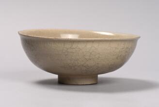 青磁刻花花文鉢