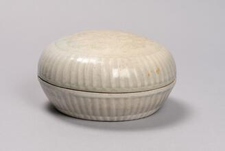 Covered box, White porcelain