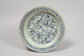 青花玉取獅子文皿